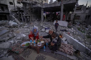 Rupture du jeûne au premier jour du ramadan dans les ruines de la maison familiale à Deir el-Balah, au centre de la bande de Gaza, le 11 mars 2024. © AFP