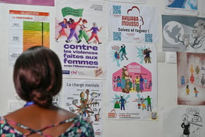 Une Ivoirienne attend une consultation au centre Akwaba Mousso d’Abidjan, un refuge pour femmes et enfants qui a ouvert ses portes en avril 2023.