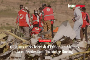 Des enquêteurs et des sauveteurs sur le site du crash du Boeing d’Ethiopian Airlines, en mars 2019. © Photomontage : JA / Photo : Jemal Countess / GETTY IMAGES EUROPE / Getty Images via AFP