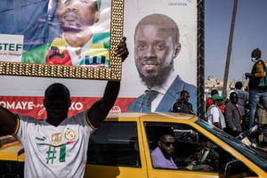 Emprisonné, le candidat à la présidentielle du 24 mars Bassirou Diomaye Faye est empêché de défendre sa cause auprès des électeurs depuis l’ouverture de la campagne le 9 mars 2024, une situation sans précédent au Sénégal. © JOHN WESSELS / AFP