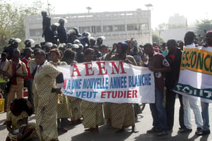 Manifestation de l’association des étudiants du Mali pour demander  »des journées immédiates de consultation souveraine » sur la transition. Bamako, le 9 janvier 2013. © HABIBOU KOUYATE / AFP