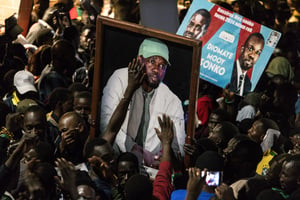 Des partisans d’Ousmane Sonko et du candidat à la présidence Bassirou Diomaye Faye célèbrent la libération des deux hommes, à Dakar, le 14 mars 2024.