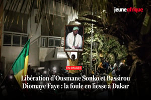 Des partisans d’Ousmane Sonko et de Bassirou Diomaye Faye, à Dakar, dans la nuit du 14 au 15 mars 2024.