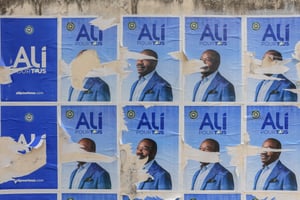 Affiches de campagne du président gabonais déchu Ali Bongo Ondimba et de son parti politique, le Parti démocratique gabonais (PDG), à Libreville, le 7 septembre 2023. © AFP
