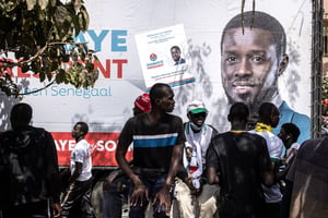 Des partisans du candidat Bassirou Diomaye Faye, candidat à l’élection présidentielle sénégalaise du 24 mars, lors d’un rassemblement à Dakar le 10 mars 2024.