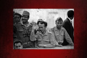 Houari Boumédiène entouré d’Ahmed Bencherif, patron de la gendarmerie de 1962 à 1977, et de Mohamed Chaabani, commandant de la IVe région militaire, le 9 septembre 1962, à Blida. © MONTAGE JA : FERNAND PARIZOT/AFP