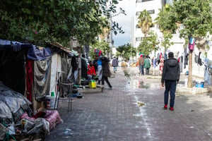 Des migrants africains arrivés illégalement en Tunisie s’abritent dans une rue à 100 mètres de l’Organisation internationale pour les migrations (OIM) à Tunis, le 19 décembre 2023. © Yassine Mahjoub/SIPA