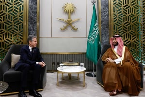 Le prince héritier d’Arabie saoudite Mohammed Ben Salman avec le secrétaire d’État américain Antony Blinken à Jeddah, le 20 mars 2024. © Evelyn Hockstein / POOL / AFP