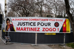 Une banderole appelant à la justice pour Martinez Zogo, en mars 2023 à Paris (illustration). © Photo by Riccardo Milani / Hans Lucas / Hans Lucas via AFP