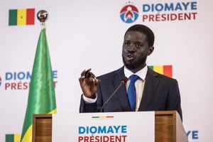 Le président élu Bassirou Diomaye Faye, lors de sa première conférence de presse à Dakar le 25 mars, après sa victoire dès le premier tour de l’élection présidentielle sénégalaise du 24 mars 2024. © JOHN WESSELS / AFP