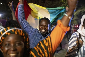 Des partisans de Bassirou Diomaye Faye célèbrent sa victoire au premier tour de la présidentielle au Sénégal, le 24 mars 2024 à Dakar. © Photo by MARCO LONGARI / AFP