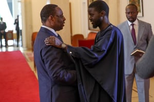 Bassirou Diomaye Faye succède à la tête du Sénégal le 2 avril 2024 à Macky Sall. Les deux hommes sont ici photographiés le 28 mars au palais présidentiel de Dakar. © AFP PHOTO / Senegalese Presidency
