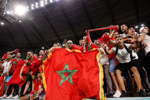 Les supporteurs des Lions de l’Atlas célébrant la qualification du Maroc pour les quarts de finale du Mondial 2022 face à l’Espagne, le 6 décembre 2022, à Ar-Rayan, au Qatar. © Yukihito Taguchi-USA TODAY Sports/Reuters