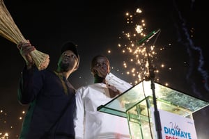 Ousmane Sonko et Bassirou Diomaye Faye, lors de la campagne présidentielle. © Photo by MARCO LONGARI / AFP