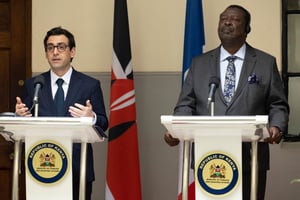 Le ministre des Affaires étrangères français Stéphane Séjourné lors d’une conférence de presse à Nairobi avec son homologue kényan Musalia Mudavadi, le 6 avril 2024 à Nairobi. © SIMON MAINA / AFP