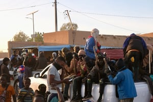 Des migrants à l’arrière d’un pick-up à Agadez, au Niger, quelques minutes avant de se rendre à la frontière libyenne, le 2 janvier 2024. © Camille LAFFONT / AFP