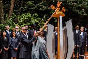 Le président rwandais Paul Kagame et sa femme Jeannette allument la flamme du souvenir au Mémorial de Gisozi, à Kigali, le 7 avril 2024. © LUIS TATO / AFP