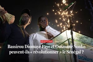 Ousmane Sonko et Bassirou Diomaye Faye, lors de la campagne présidentielle, le 22 mars 2024 à Mbour. © Photo by MARCO LONGARI / AFP / Photomontage : Jeune Afrique