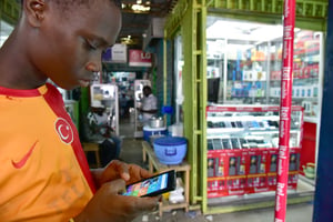 En 2022, 200 millions d’Africains ont joué sur leur téléphone portable, selon DataSparkle. © ISSOUF SANOGO / AFP