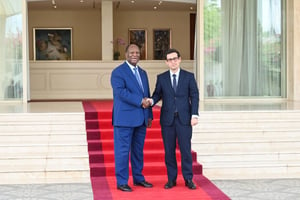 Le président ivoirien Alassane Ouattara et le ministre français de l’Europe et des Affaires étrangères Stéphane Séjourné à Abidjan, le 8 avril 2024.
