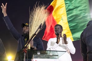 Bassirou Diomaye Faye (à g.) et Ousmane Sonko au stade Caroline Faye à Mbour, le 22 mars 2024. © MARCO LONGARI / AFP