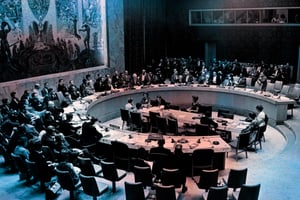 Mongi Slim, de dos, s’exprimant à l’ONU. © UN Photo