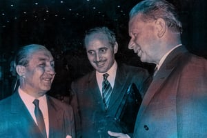 De g. à dr., Mongi Slim, Habib Bourguiba Jr et Dag Hammarskjöld avant la réunion du Conseil de sécurité sur l’affaire de Bizerte, le 21 juillet 1961, à New York. © UPI