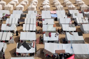 Camp de fortune pour les personnes déplacées à Rafah, dans le sud de la bande de Gaza, le 27 mars 2024.