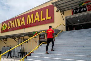 China Mall Entrée du supermarché China Mall à Dakar, Sénégal  
© Sylvain Cherkaoui pour JA