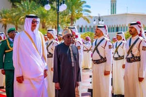 Le président Bola Tinubu et l’émir du Qatar Tamim Al Thani à Doha, le 3 mars 2024.