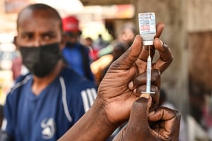 Un agent sanitaire prépare une seringue contenant le vaccin Moderna Covid-19 avant de l’administrer lors d’une campagne de vaccination de masse contre le Covid-19 à Nairobi, le 17 septembre 2021. © Simon Maina / AFP