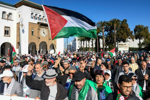 Drapeaux palestiniens lors d’une manifestation en solidarité avec Gaza à Rabat, le 24 décembre 2023.