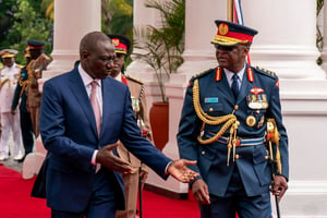 Le chef des armées du Kenya, le général Francis Ogolla (à droite), s’adresse au président William Ruto (à gauche) à la State House de Nairobi, le 31 octobre 2023. © ARTHUR EDWARDS / POOL / AFP