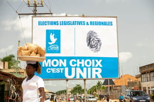 Une affiche de campagne du parti au pouvoir Union pour la République (UNIR), à Lomé le 24 avril 2024. © Dodo ADOGLI / AFP