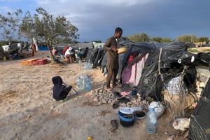 Des migrant subsahariens dans le camp d’El Amra, à 30 km au nord de Sfax, le 23 avril 2024. © FETHI BELAID/AFP