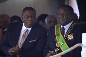 Le président du Zimbabwe Emmerson Mnangagwa, à droite, avec son adjoint Constantino Chiwenga, à gauche, lors de la Journée des héros à Harare, le 13 août 2018. © Tsvangirayi Mukwazhi/AP/SIPA