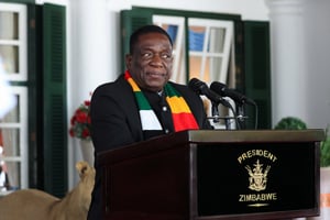 Le président du Zimbabwe, Emmerson Mnangagwa, prononce son discours sur l’état de la nation à la State House à Harare, le 3 avril 2024. © REUTERS/Philimon Bulawayo