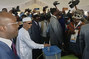Le président de la transition, Mahamat Deby Itno, vote pour l’élection présidentielle, à N’Djamena au Tchad, le lundi 6 mai 2024. © AP Photo / Mouta