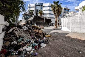 Un bulldozer dégage les débris devant le siège de l’Organisation internationale pour les migrations (OIM) à Tunis, le 3 mai 2024. © FETHI BELAID/AFP
