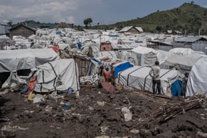 Abri détruit par un bombardement dans un camp de déplacés près de Goma en RDC, qui a fait au moins 9 morts, vendredi 3 mai 2023. © Aubin Mukoni / AFP