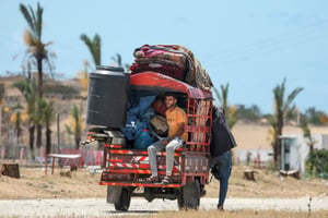 Des Palestiniens quittent Rafah dans le sud de la bande de Gaza suite à un ordre d’évacuation de l’armée israélienne, le 6 mai 2024. © AFP