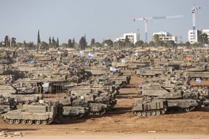 Des chars de combat de l’armée israélienne près de la frontière avec la bande de Gaza, le 9 mai 2024. © AHMAD GHARABLI / AFP