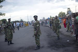 Des soldats dans le quartier de Cibitoke à Bujumbura, le 9 mai 2015. © PHIL MOORE/AFP