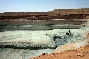 L’uranium nigérien est notamment exploité par le français Orano (ex-Areva) dans la mine d’Arlit, située dans le désert du Sahara). © PIERRE VERDY / AFP.