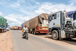 Une longue file de camions attend de pouvoir traverser la frontière fermée entre le Bénin et le Niger dans la ville de Malanville, le 18 septembre 2023. © AFP