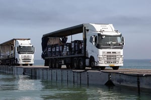 Une cargaison d’aide des Émirats arabes unis (EAU) arrive par la mer sur des camions via le corridor maritime construit par les États-Unis dans la bande de Gaza en coopération avec l’USAID. © WAM / AFP