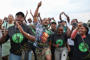Des partisans du nouveau parti d’opposition uMkhonto we Sizwe (MK) lors d’un rassemblement électoral devant la propriété de l’ancien président sud-africain Jacob Zuma à Nkandla, dans le KwaZulu-Natal, le 25 avril 2024. © Phill Magakoe/AFP