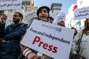 Le SNJT organise un stand de solidarité avec le journaliste Khalifa Guesmi. © Yassine Mahjoub/SIPA