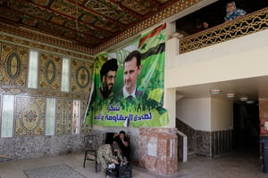Affiche dans Damas, en Syrie, avec le président syrien Bachar al-Assad (à droite) et le chef du Hezbollah, Hassan Nasrallah. © Louai Beshara / AFP