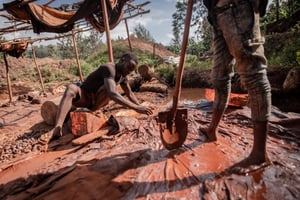 Une mine d’or artisanal dans le Sud Kivu, en RDC (illustration). © Photo by Guerchom NDEBO / AFP